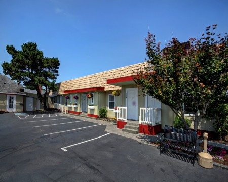 City Center Motel Seaside - Parking Lot of the City Center Motel